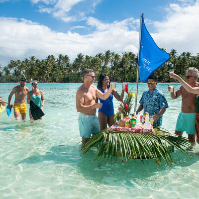 Floating bar motu mahana tahiti
